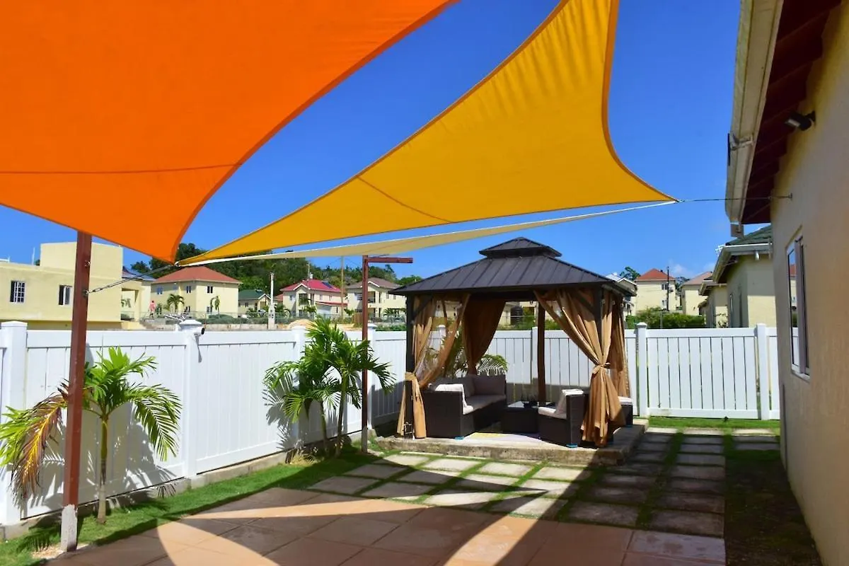 Casa vacanze Experience Luxury & Serenity-Your Perfect Getaway Ocho Rios
